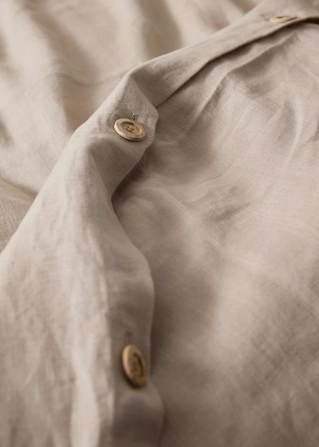 Bettwäsche aus Leinen in der Farbe Beige, Sanddünen, Creme, Naturstoff, biologisch und ethisch hergestellt Linuhn linnen beddengoed in beige zandduinen kleur crème natuurlijke stof biologisch en ethisch gemaaktDraps de literie en lin Linuhn en dunes de sable beige couleur crème tissu naturel biologique et fabriqué de manière éthique Linuhn linen bedding sheets in beige sand dunes cream natural fabric organic and ethically made