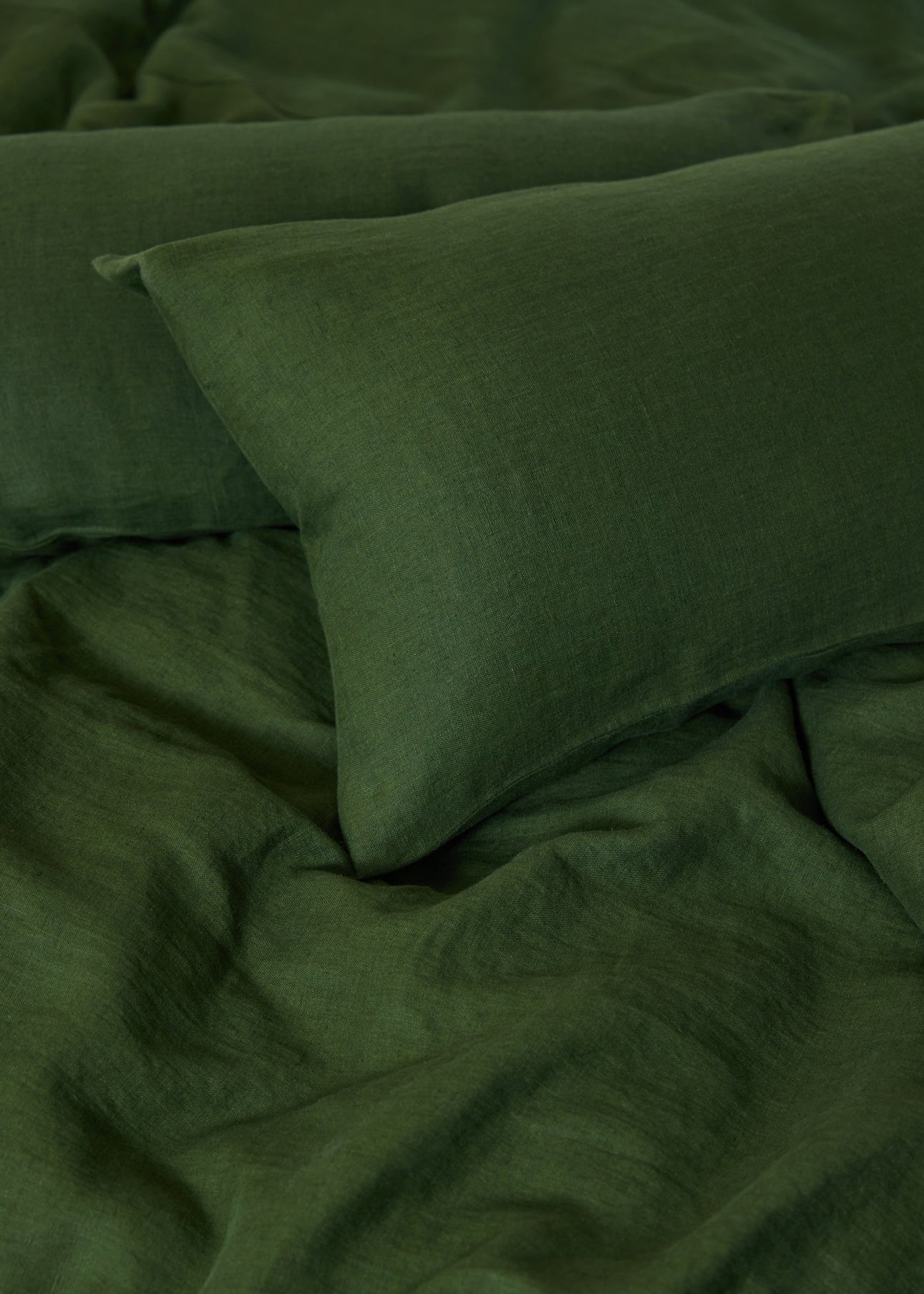 draps de literie en lin en tissu naturel kaki forêt vert foncé fabriqué de manière biologique et éthique, couleur couette et oreiller linnen beddengoed lakens in donkergroen boskaki natuurlijke stof biologisch en ethisch gemaakt, dekbed en kussenkleur Leinenbettwäsche aus dunkelgrünem, waldkhakifarbenem Naturstoff, biologisch und ethisch hergestellt, Bettdecken- und Kissenfarbe linen bedding sheets in dark green forest khaki natural fabric organic and ethically made, duvet and pillow colour