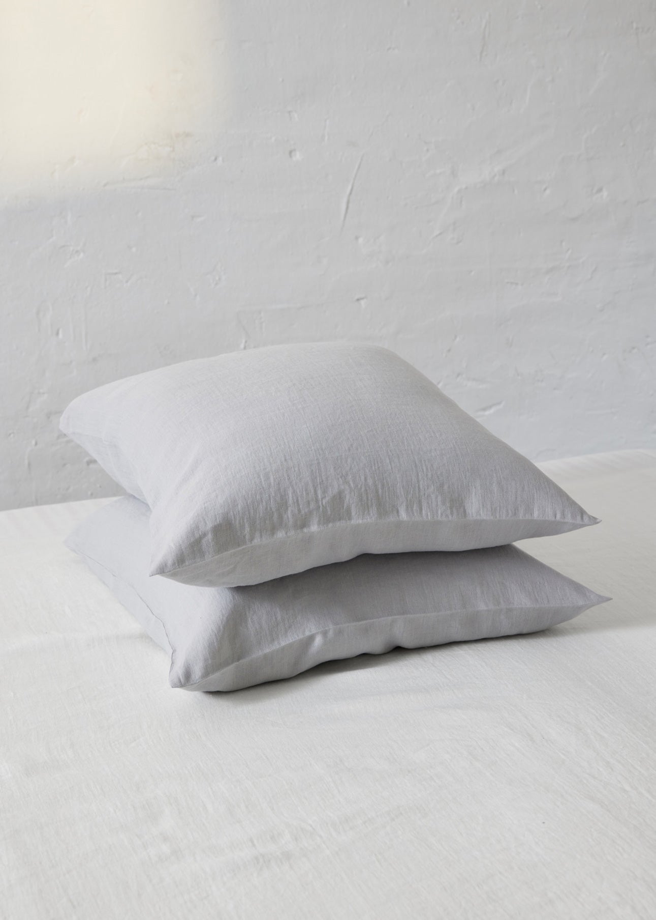 draps de literie en lin, housse de couette et taie d'oreiller de couleur gris pierre clair neutre kaki linen bedding sheets duvet cover and pillow cover in neutral light stone grey khaki colour linnen beddengoed lakens dekbedovertrek en kussensloop in neutrale licht steengrijze kaki kleur Leinenbettwäsche, Bettbezug und Kissenbezug in neutralem, hellem Steingrau und Khaki