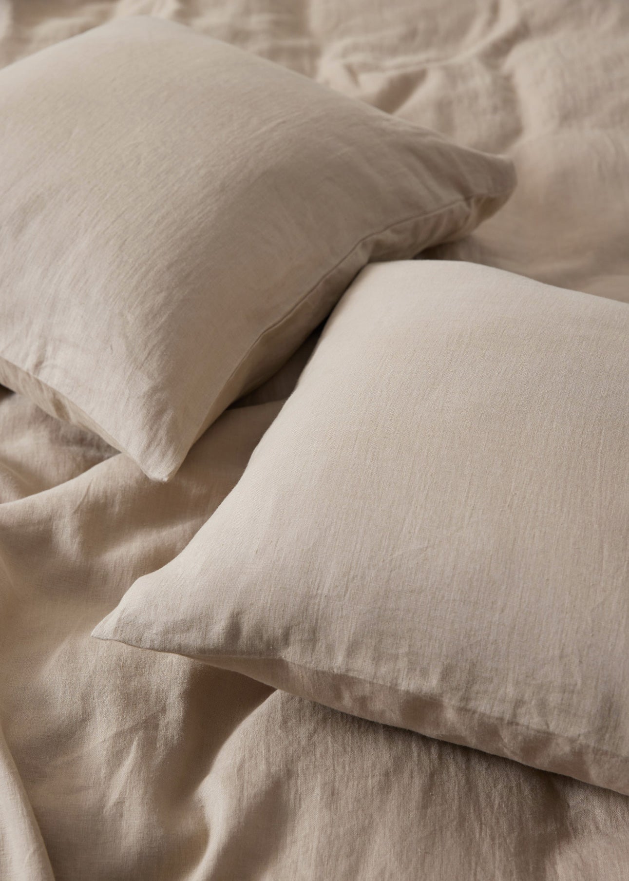 Bettwäsche aus Leinen in der Farbe Beige, Sanddünen, Creme, Naturstoff, biologisch und ethisch hergestellt Linuhn linnen beddengoed in beige zandduinen kleur crème natuurlijke stof biologisch en ethisch gemaaktDraps de literie en lin Linuhn en dunes de sable beige couleur crème tissu naturel biologique et fabriqué de manière éthique Linuhn linen bedding sheets in beige sand dunes cream natural fabric organic and ethically made