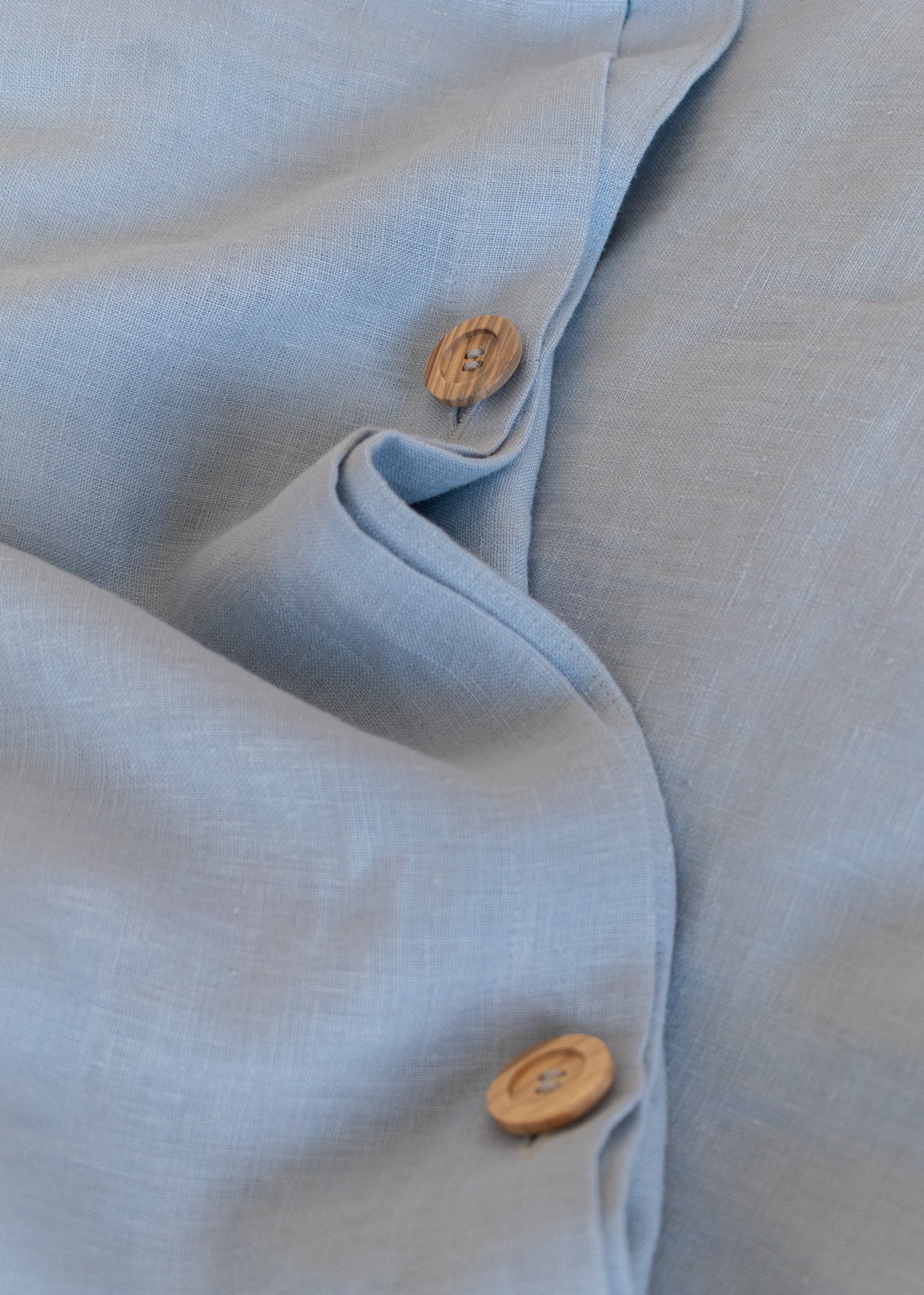 Bettwäsche aus Leinen in babyblauer, hellblauer Farbe, natürlicher Stoff, biologisch und ethisch hergestellt, Bettdecke und Kissenbezug linnen beddengoed lakens in babyblauw lichtblauw blauwe kleur, natuurlijke stof biologisch en ethisch gemaakt, dekbed en kussensloop draps de literie en lin de couleur bleu clair bleu bébé, tissu naturel fabriqué de manière biologique d'oreiller linen bedding sheets in baby blue light blue blue colour, natural fabric organically and ethically made, duvet and pillow cover