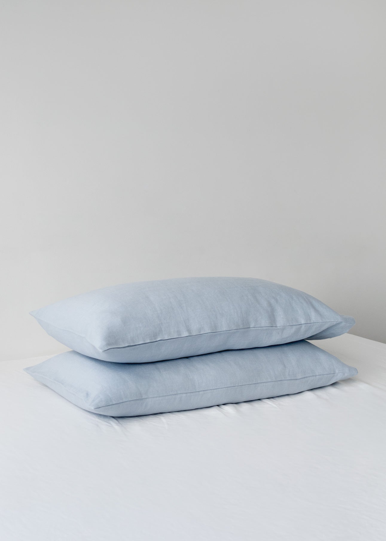 Bettwäsche aus Leinen in babyblauer, hellblauer Farbe, natürlicher Stoff, biologisch und ethisch hergestellt, Bettdecke und Kissenbezug linnen beddengoed lakens in babyblauw lichtblauw blauwe kleur, natuurlijke stof biologisch en ethisch gemaakt, dekbed en kussensloop draps de literie en lin de couleur bleu clair bleu bébé, tissu naturel fabriqué de manière biologique d'oreiller linen bedding sheets in baby blue light blue blue colour, natural fabric organically and ethically made, duvet and pillow cover