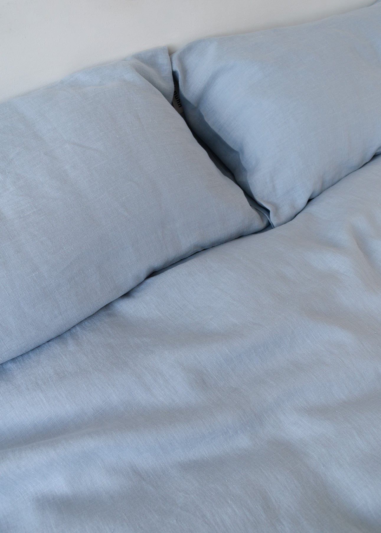 Bettwäsche aus Leinen in babyblauer, hellblauer Farbe, natürlicher Stoff, biologisch und ethisch hergestellt, Bettdecke und Kissenbezug linnen beddengoed lakens in babyblauw lichtblauw blauwe kleur, natuurlijke stof biologisch en ethisch gemaakt, dekbed en kussensloop draps de literie en lin de couleur bleu clair bleu bébé, tissu naturel fabriqué de manière biologique d'oreiller linen bedding sheets in baby blue light blue blue colour, natural fabric organically and ethically made, duvet and pillow cover